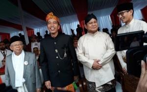 Prabowo-Sandi Rapi Kenakan Jas, Ma'ruf Amin Tetap Pakai Sarung di Debat Pilpres 2019
