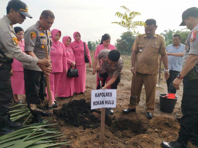Kapolres AKBP.Dasmin Ginting SIK.Pimpin Gerakan Serentak Penanaman Pohon di Seluruh Kecamatan Rohul.