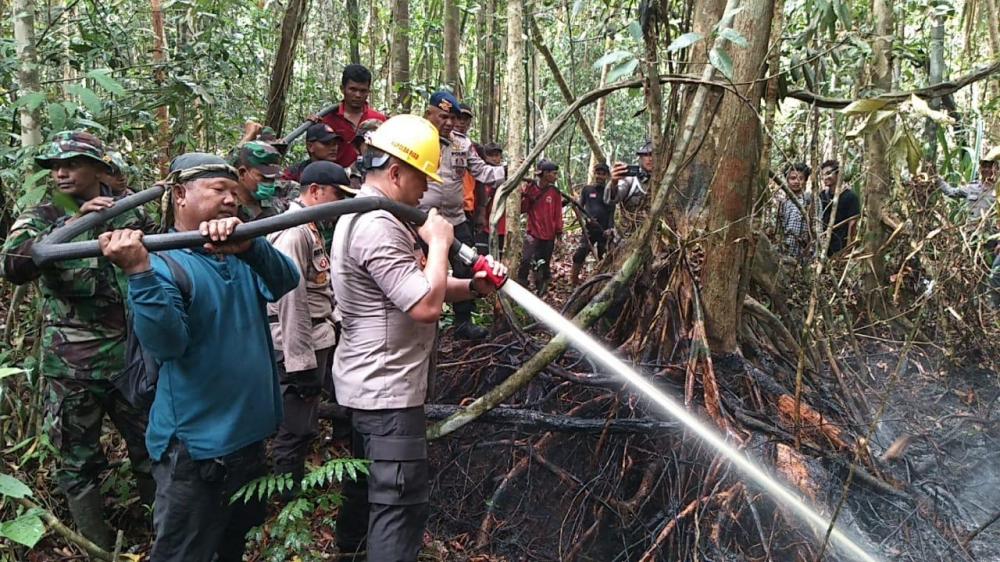 Kapolda Riau Berjibaku Ikut Padamkan Api di Rupat Utara, Bengkalis 