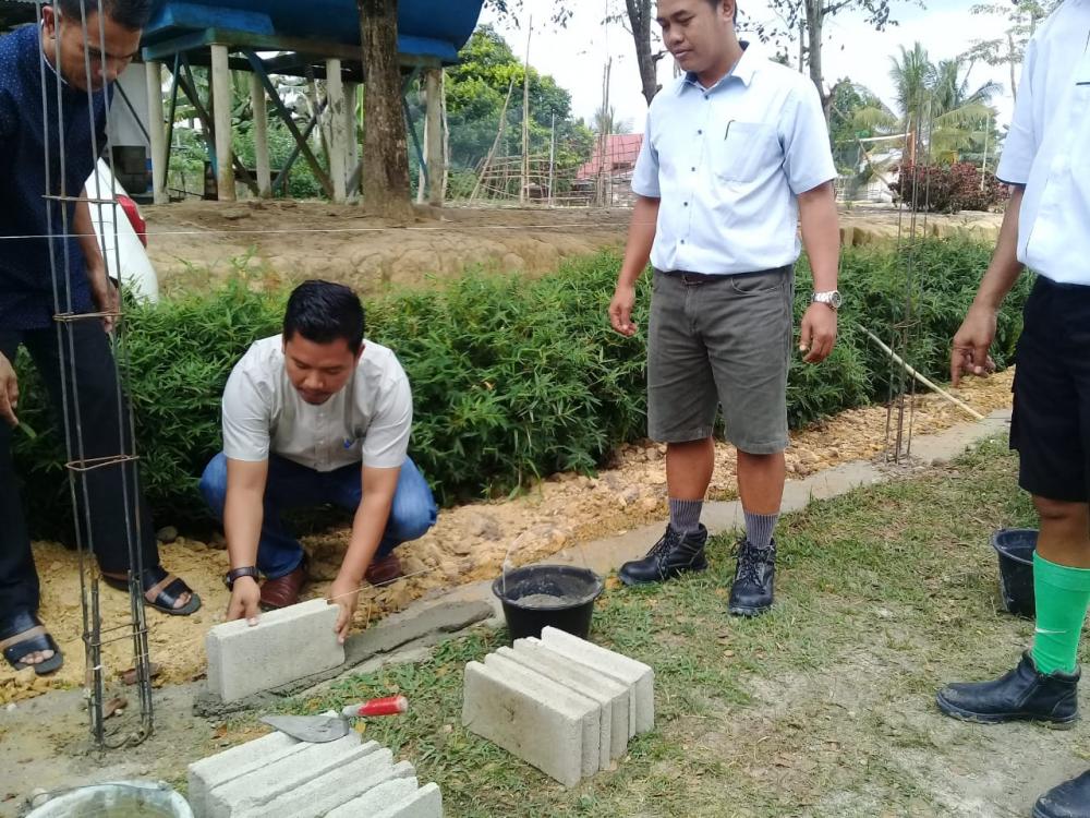 Kepala Desa Terbangiang Letakkan Batu Pertama Pembangunan Pagar Masjid Nurul Jannah