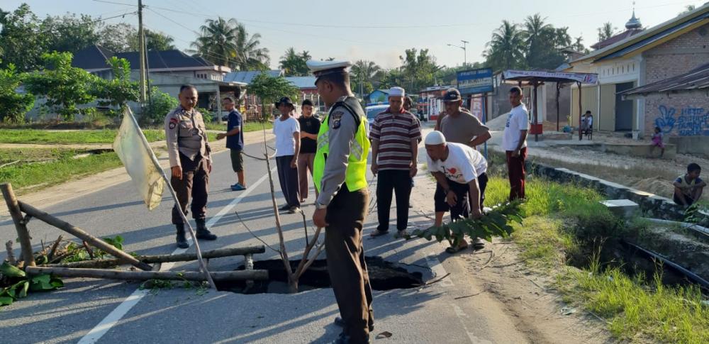 Tanah Amblas di KM 52 Pekanbaru - Kuansing, Petugas Lakukan Sistim Buka Tutup