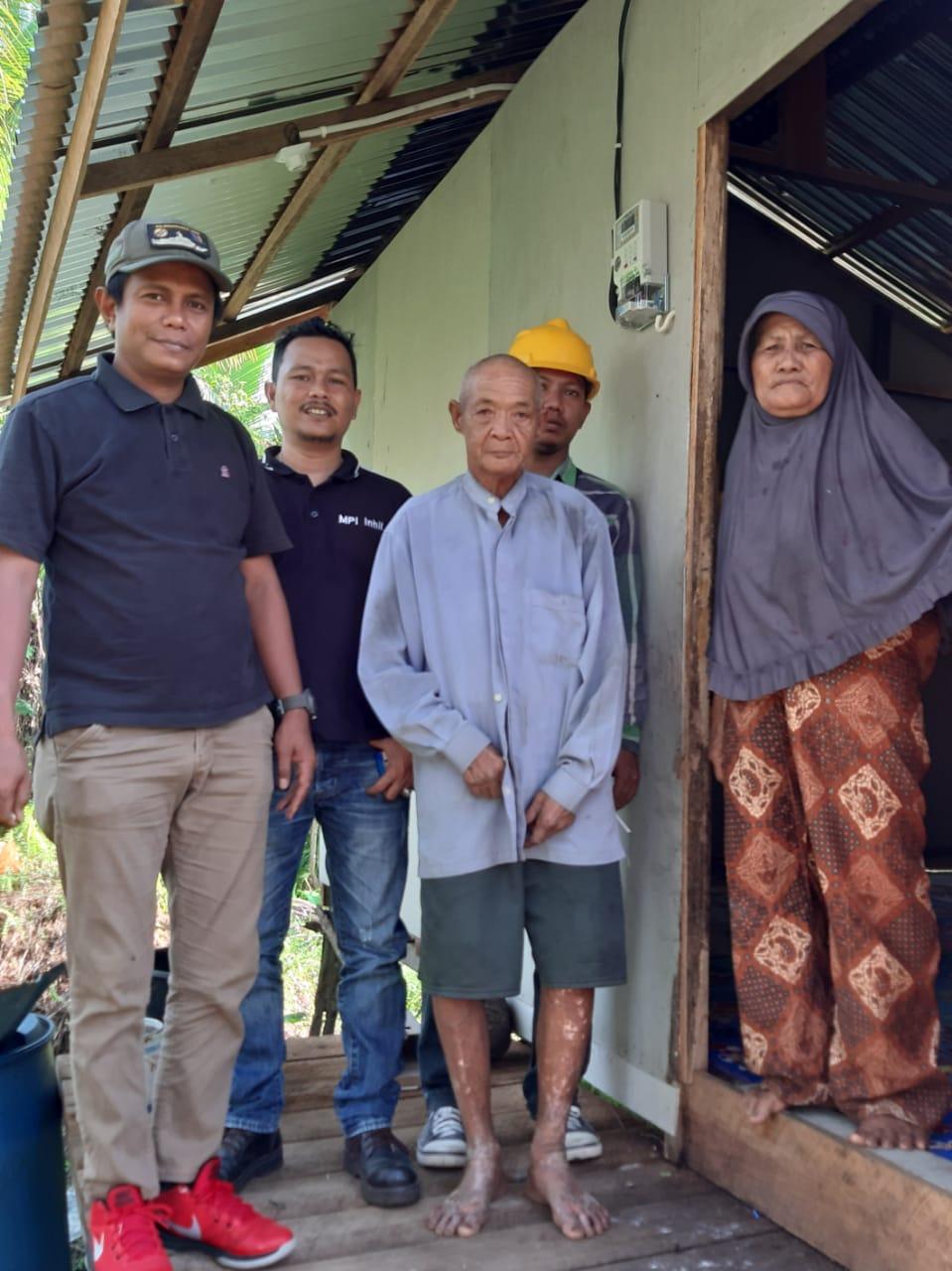 Saidi Keluarga Kurang Mampu Dapat Rumah layak Huni dan Pemasangan  Listrik Dari MPI dan LBDH Inhil