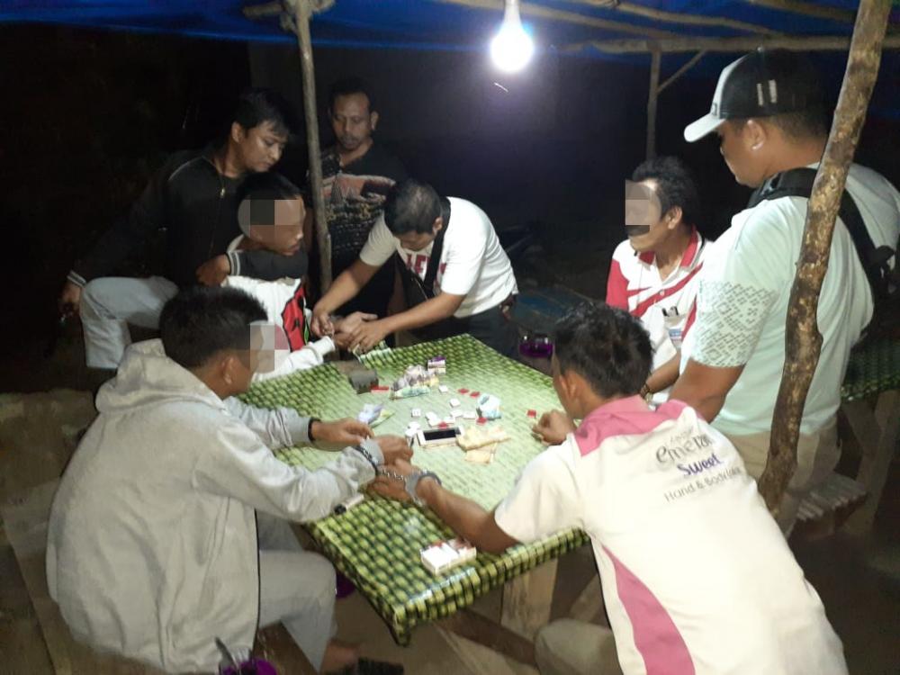 Polsek Kampar Kiri Hilir Amankan 4 Pelaku Judi Domino di Desa Simalinyang