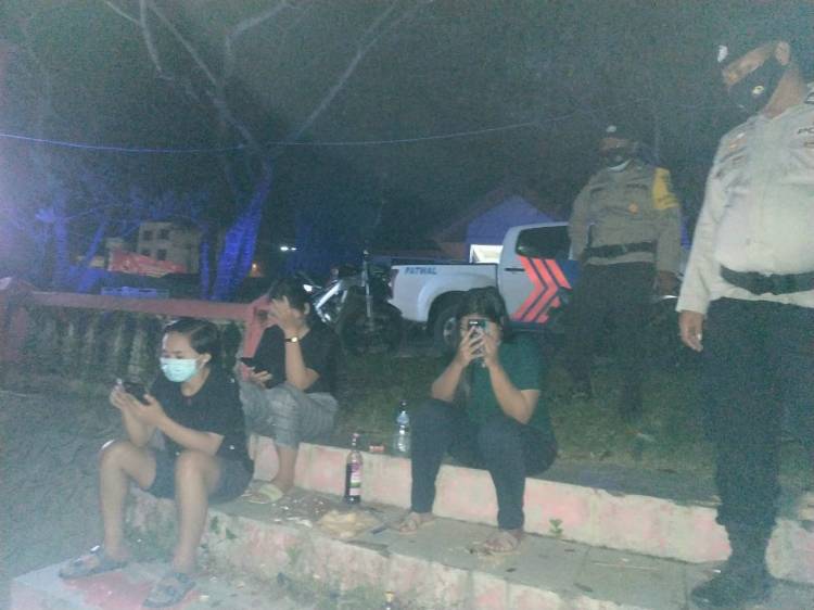 Patroli Antisipasi C3, Remaja Nongkrong di Lapangan Sepakbola Diperiksa Polisi