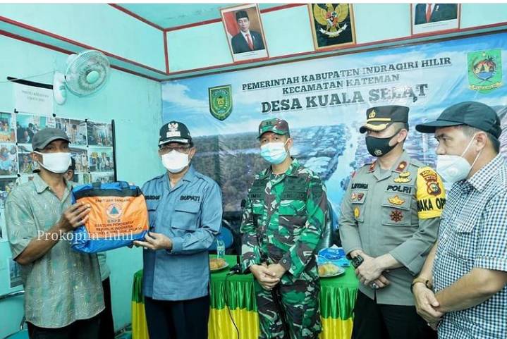 Bupati Inhil HM.Wardan Salurkan Bantuan Kepada Korban Terjangan Gelombang Pasang di Kuala Selat. 