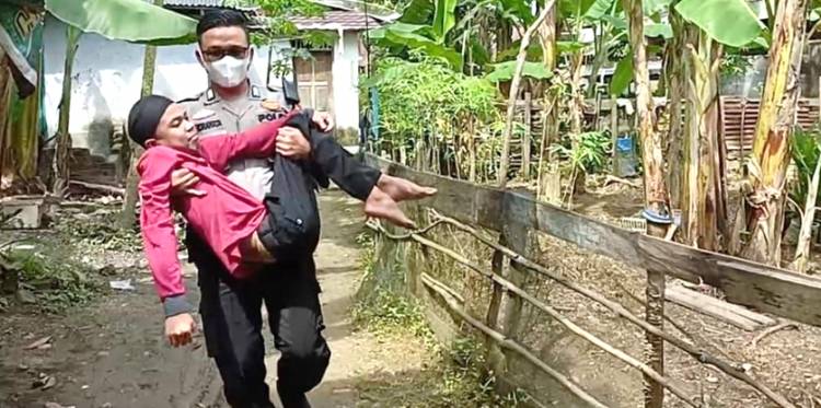 Mengharukan, Polisi di Inhu Bopong Remaja Lumpuh dari Keluarga Tak Mampu Berobat ke Rumah Sakit