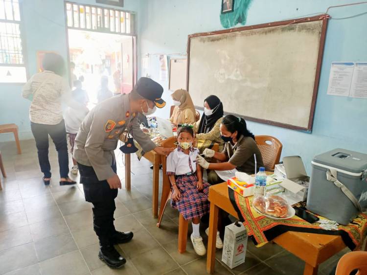 Kapolsek Bagan Sinembah Dampingi Tim Gerai Polres Laksanakan Vaksinasi Anak