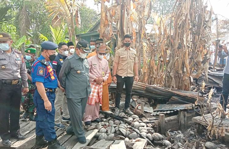 Bupati Inhil HM. Wardan Tinjau Lokasi Kebakaran di Desa Mumpa dan Berikan Bansos