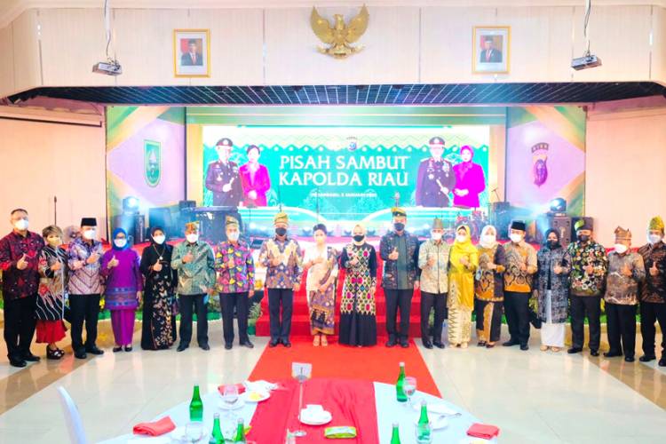 Gubernur Riau Sampaikan Apresiasi Kepada Irjen Mohammad Iqbal Dalam Acara Pisah Sambut Kapolda Riau