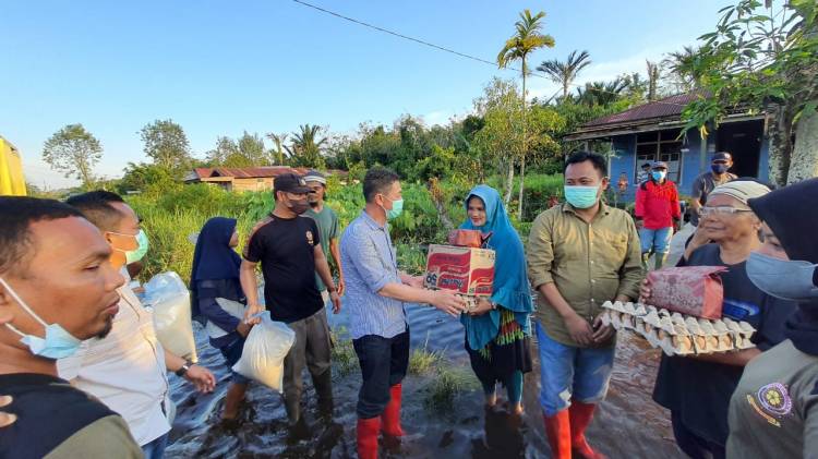 Bupati dan Wabup Rohil Bagikan Ratusan Paket Sembako Kepada Masyarakat Terdampak Banjir