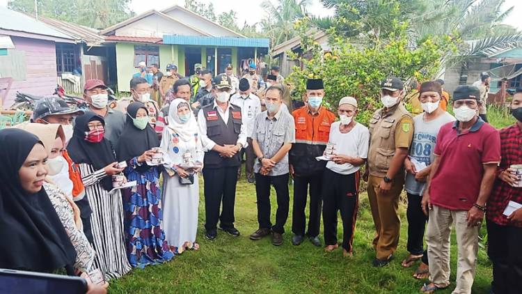 Ketua DPRD Inhil Beri Semangat dan Dukungan kepada Warga yang Terkena Musibah Longsor di Teluk Dalam