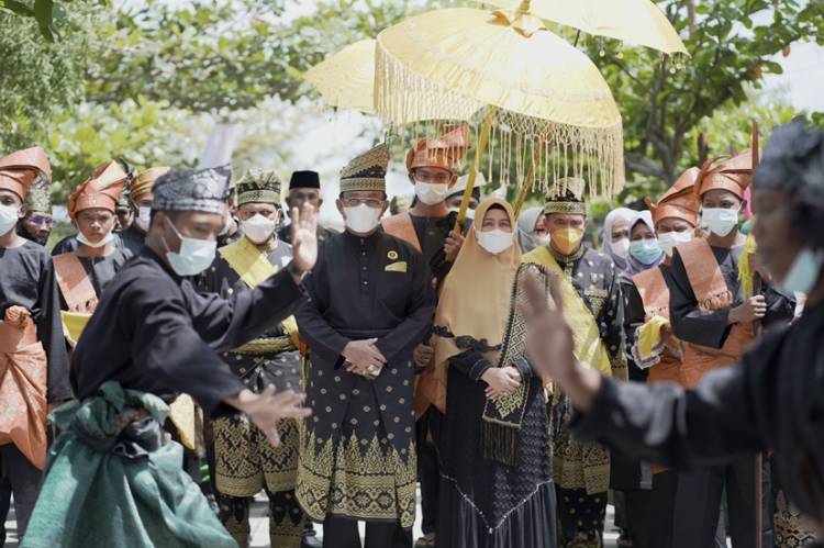 Hadiri Pengukuhan LAMR Mandah, Bupati Inhil Minta Pertahankan Ciri Khas Budaya Melayu