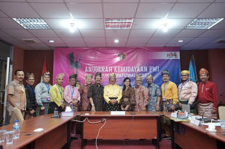 Bupati Inhil Jadi Kepala Daerah Pertama di Riau yang Mendapat Penghargaan AK-PWI Pusat