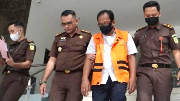 Sempat Buron, Tersangka Kasus Korupsi Eks Anggota DPRD Inhu Menyerahkan Diri ke Kejati Riau