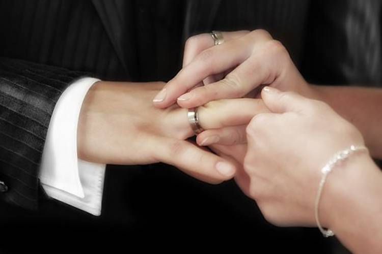 Tips Memilih Cincin Pernikahan yang Sesuai Bentuk Jari agar Indah saat Dikenakan