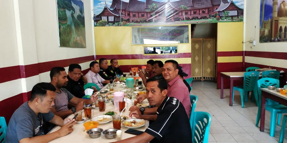 Kasubbag Humas Polres Kampar Makan Siang Bersama Wartawan Pada Hari Pers Nasional 2019