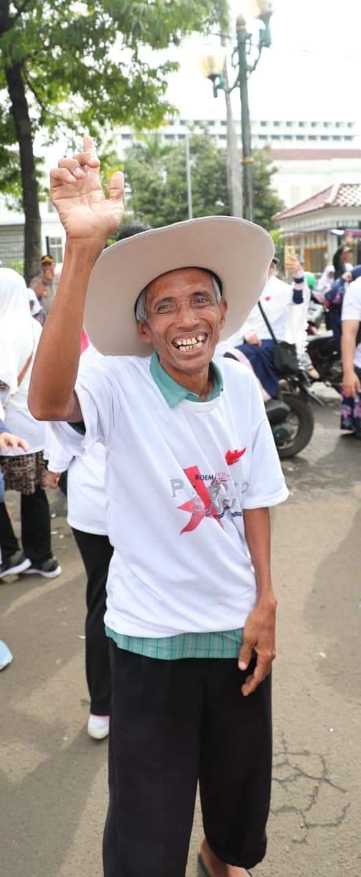 Antara Ribuan Yang Ikut Jalan Sehat Bersama Prabowo,Kakek dan Nenek Ini Yang Jadi Perhatian