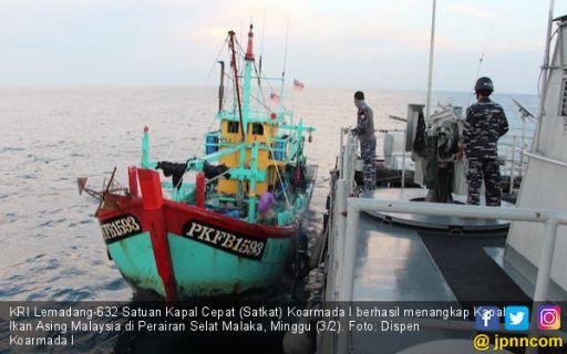 Satkat TNI AL Kejar, Tangkap dan Geledah Kapal Ikan Asal Malaysia, Hasilnya?