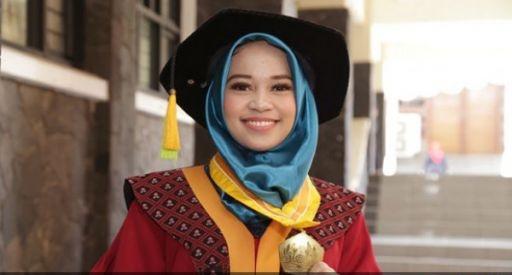 Berkat Skripsi 2019 Ganti Presiden Mahasiswi Unpad ini Menjadi Lulusan Terbaik