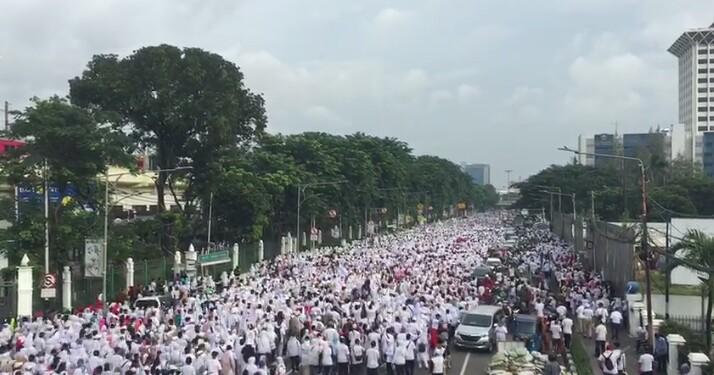 Dihadang Dimana-Mana, Penampakkan Peserta Jalan Sehat Prabowo-Sandi Mencengangkan 