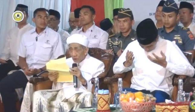 Di Samping Jokowi, Mbah Moen 'Kepeleset' Doakan Prabowo