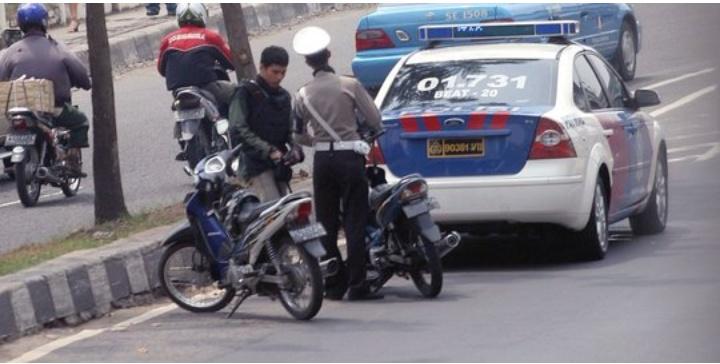 Tak Terima Ditilang, Pemuda Ini Bentak Polisi dan Rusak Motor Miliknya Sendiri 