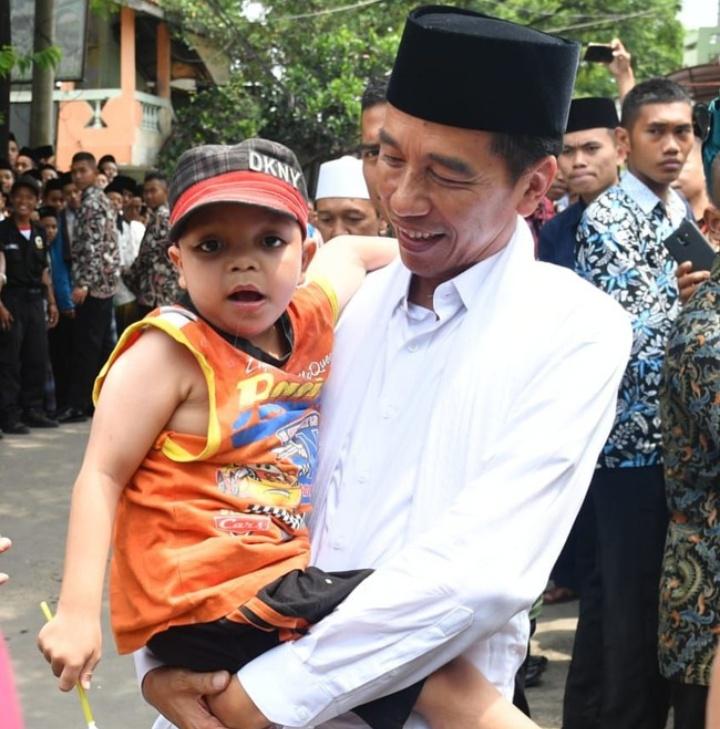 Momen Haru Saat Jokowi Mengendong Anak Dengan Kebutuhan Khusus Yang Mengidolakannya 