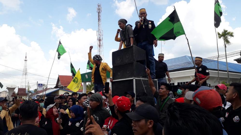 Massa Aksi Bebaskan Kamarek Kepung Pengadilan Negeri Tembilahan