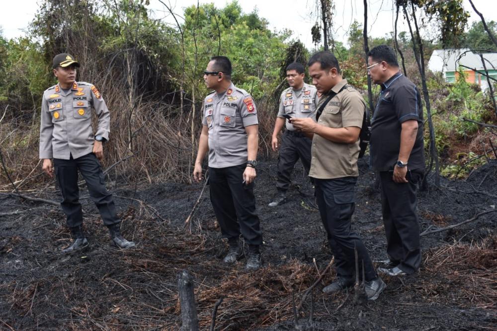 Atasi Kebakaran Lahan, Kapolres Kampar Langsung Turun Dampingi Anggota Lakukan Pemadaman