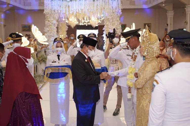Bupati Inhil HM. Wardan Menjadi Irup Prosesi Pernikahan Purna Praja IPDN