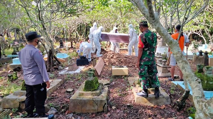Babinsa Semawung Dampingi Prosesi Pemakaman Pasien Terkonfirmasi Covid-19 