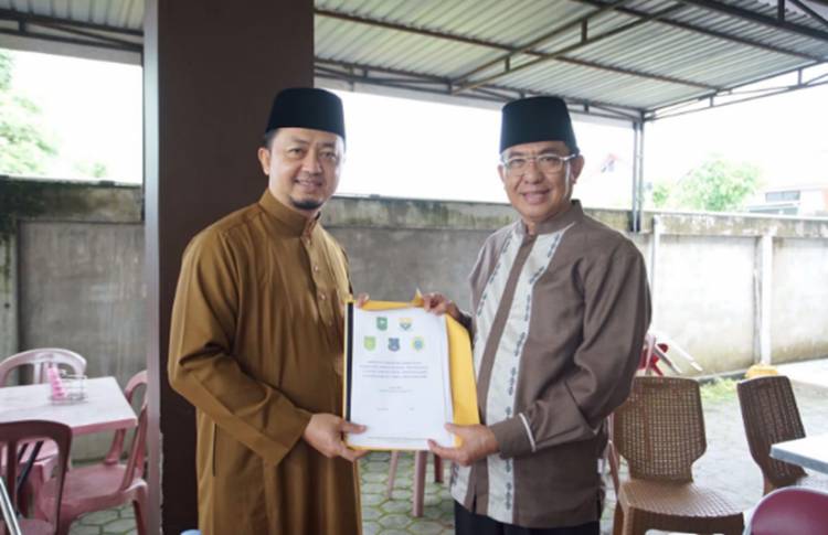 Bupati Inhil Serahkan Proposal Kerjasama Perbatasan kepada Anggota DPR RI Syahrul Aidi Maazat