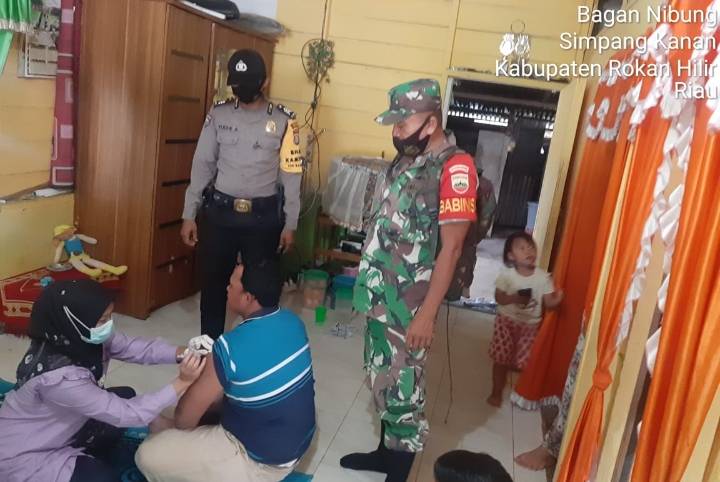 Babinsa Koramil 03/Bgs dan Nakes Vaksin Door to Door di Bagan Nibung