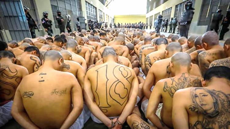 El Salvador Pindahkan Ribuan Orang Anggota Geng ke Penjara Terbesar di Amerika