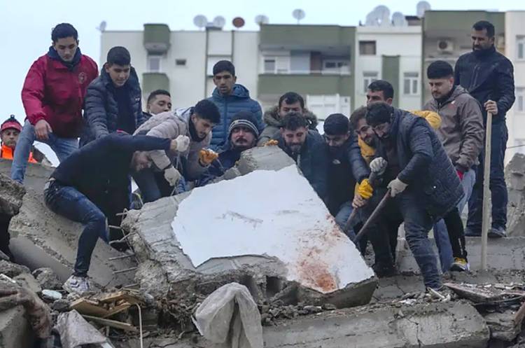 Gempa Turki-Suriah Tewaskan Lebih dari 4000 Orang, Tawaran Bantuan Mulai Berdatangan