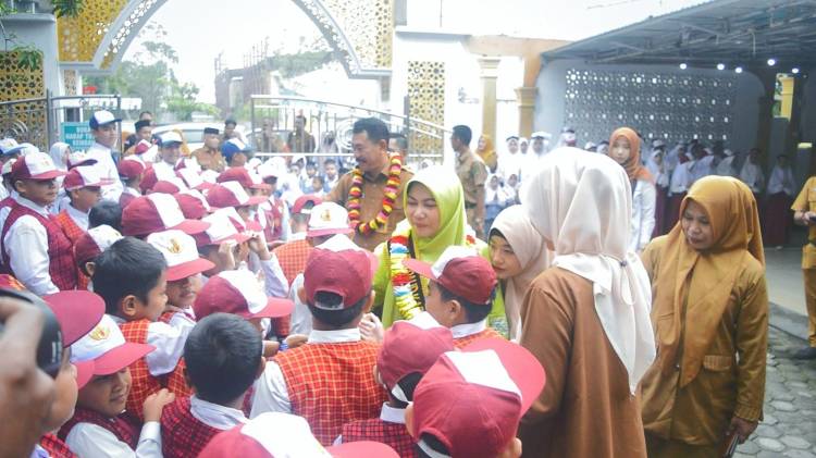 Pj Bupati Inhil bersama Bunda Literasi Kukuhkan Duta Literasi, Duta Bullying dan Duta Lingkungan SMP Negeri 1 Tembilahan 