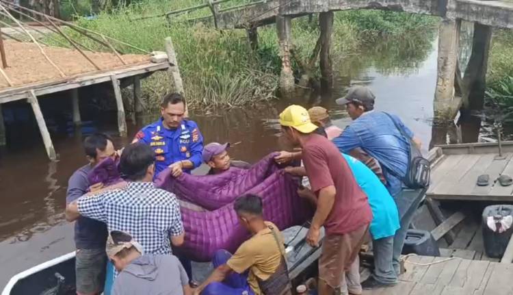 Personil Satpolairud Polres Inhil Antarkan Warga Yang Sakit Dari Pelosok Desa Menuju Ibu Kota