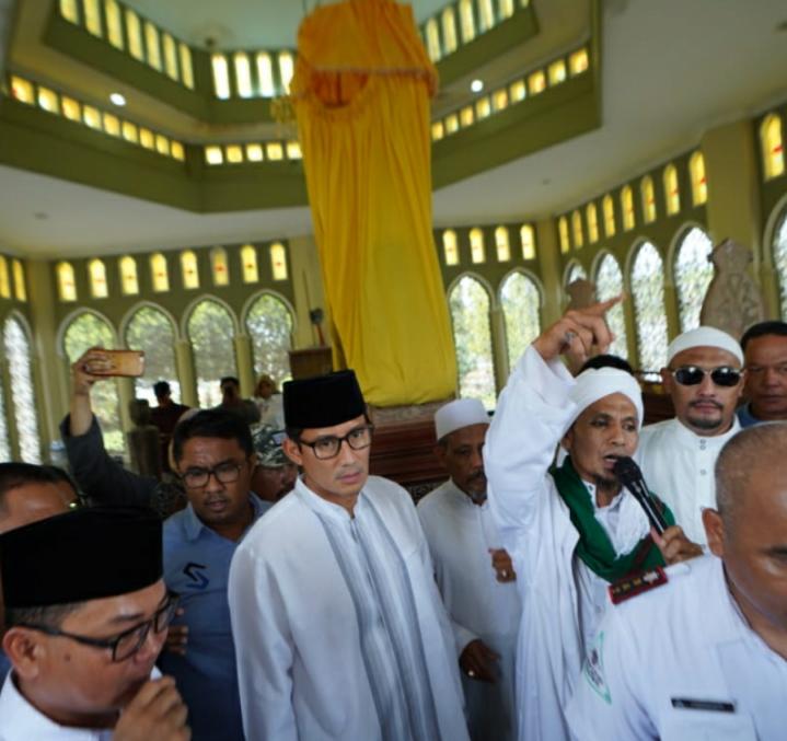 Cawapres Sandiaga Solehuddin Uno Berzirah ke Makam Sultan Syarif Kasim II,Kepemimpinan Sang Sultan Sangat Menginspirasi