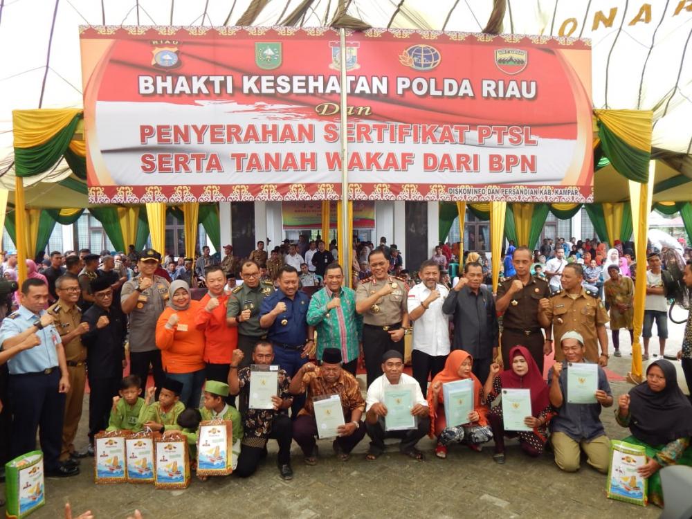 Polda Riau Gelar Bakti Kesehatan dan Pembagian Sembako untuk 3000 Warga di Kec. Tambang