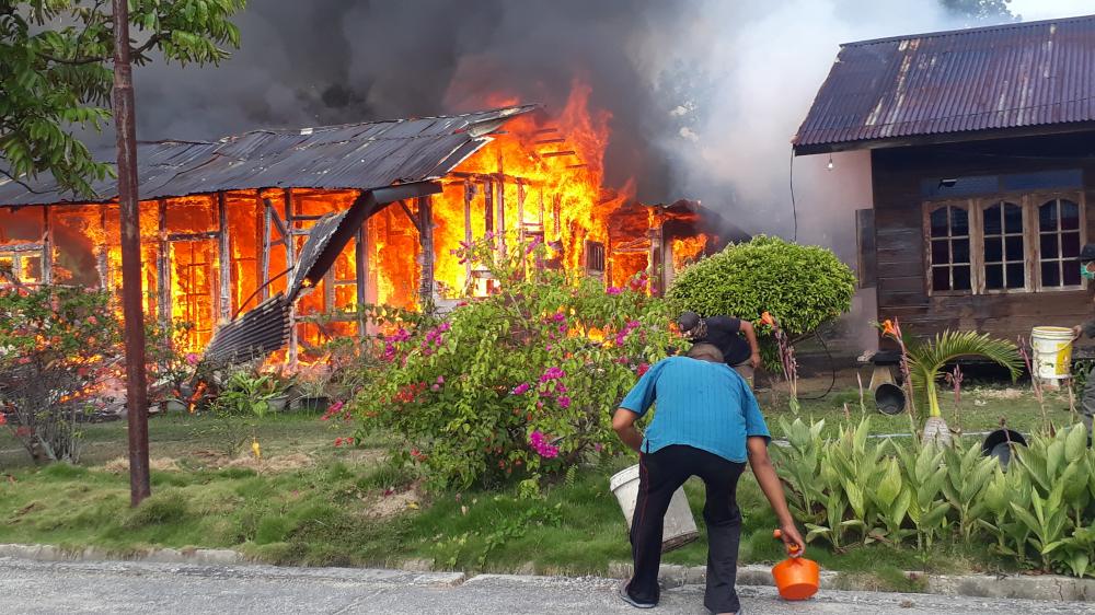 Diduga Konsleting Listrik Satu Unit Rumah Di Batu panjang Terbakar
