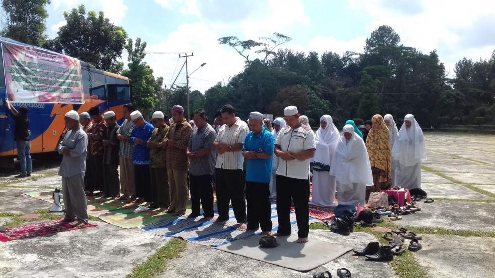 Ratusan Anggota Kopsa -M Baca Yasin, Shalat Hajad dan Berdo'a di Halaman PN Bangkinang Agar Hakim Memutus Perkara Seadil Adilnya