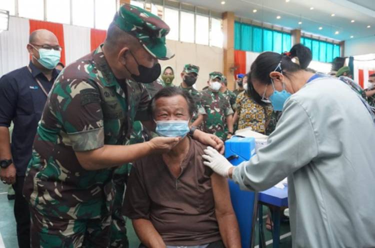 Kasad Jenderal TNI Dudung Abdurachman Tinjau Vaksinasi yang Digelar HTT Padang