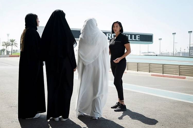 Wanita Pertama yang Jadi Instruktur Mengemudi di Arab Saudi Dianugerahi Penghargaan Kesetaraan Gender