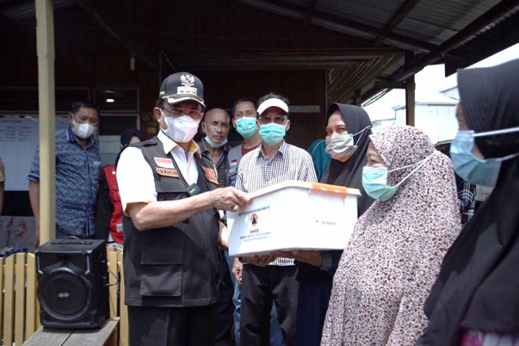 Cepat Tanggap, Bupati Inhil Segera Tinjau dan Beri Bantuan Korban Tanah Longsor di Kuala Enok