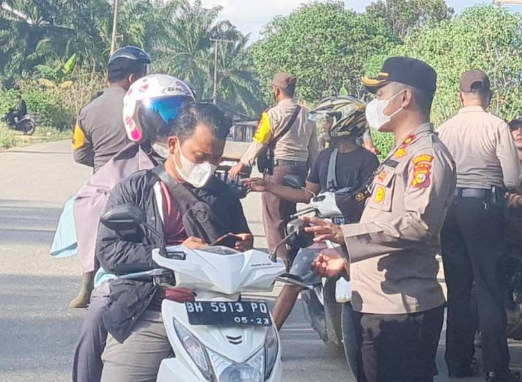 Antisipasi Penyebaran Covid 19, Kapolsek Bagan Sinembah Turun ke Jalan Himbau Warga Agar Vaksin