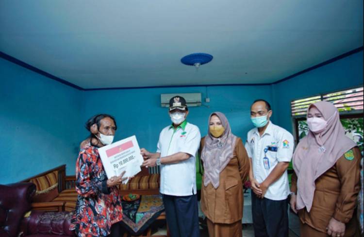 Bupati Inhil Serahkan Bantuan Uang Rp 12 juta dan Rehab Rumah kepada Penderita Tumor di Sekujur Tubuh