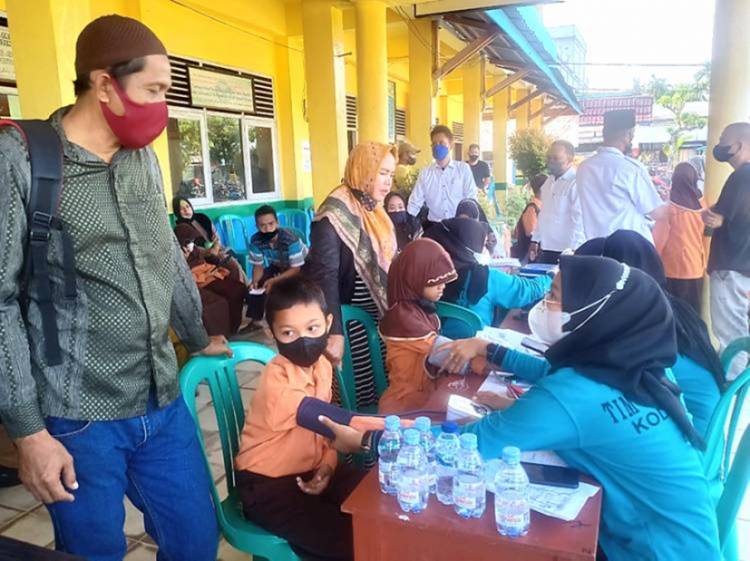 Kodim 0314/Inhil Laksanakan Serbuan Vaksinasi ke Sekolah-sekolah di Kota Tembilahan
