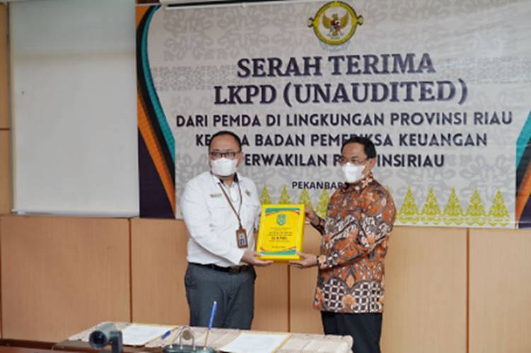 Bupati Inhil HM. Wardan Serahkan LKPD Kabupaten Inhil TA 2021 ke BPK RI Perwakilan Provinsi Riau