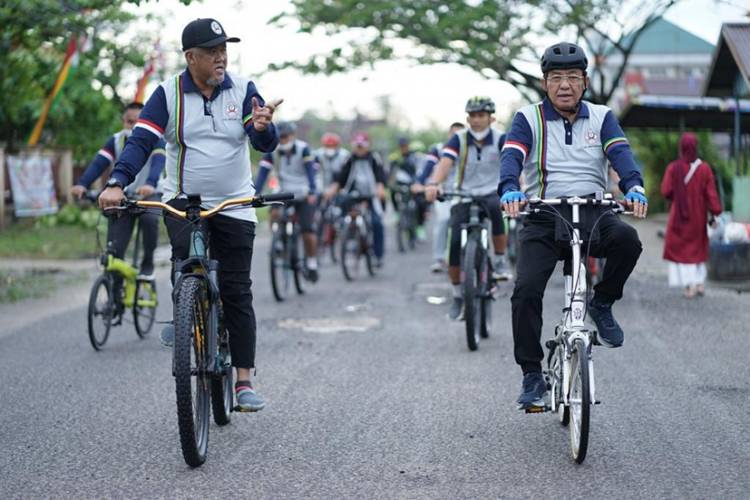 Jaga Kebugaran dan Perkuat Imun Tubuh, Bupati Inhil Bersepeda Keliling Kota Tembilahan