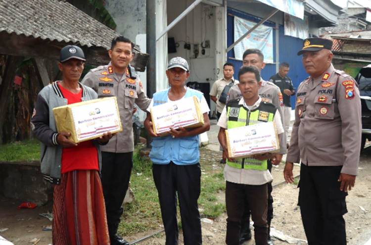 Kapolres Sampang Bagikan Sembako kepada Warga Tak Mampu di Kecamatan Camplong